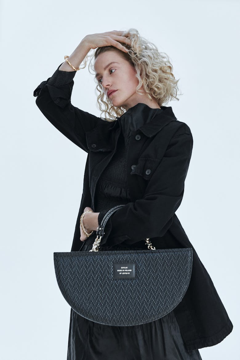 Half Moon Bag “black woven leather”