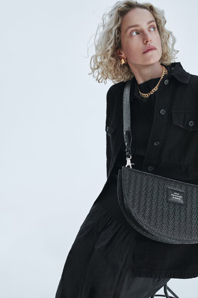 Half Moon Bag “black woven leather”