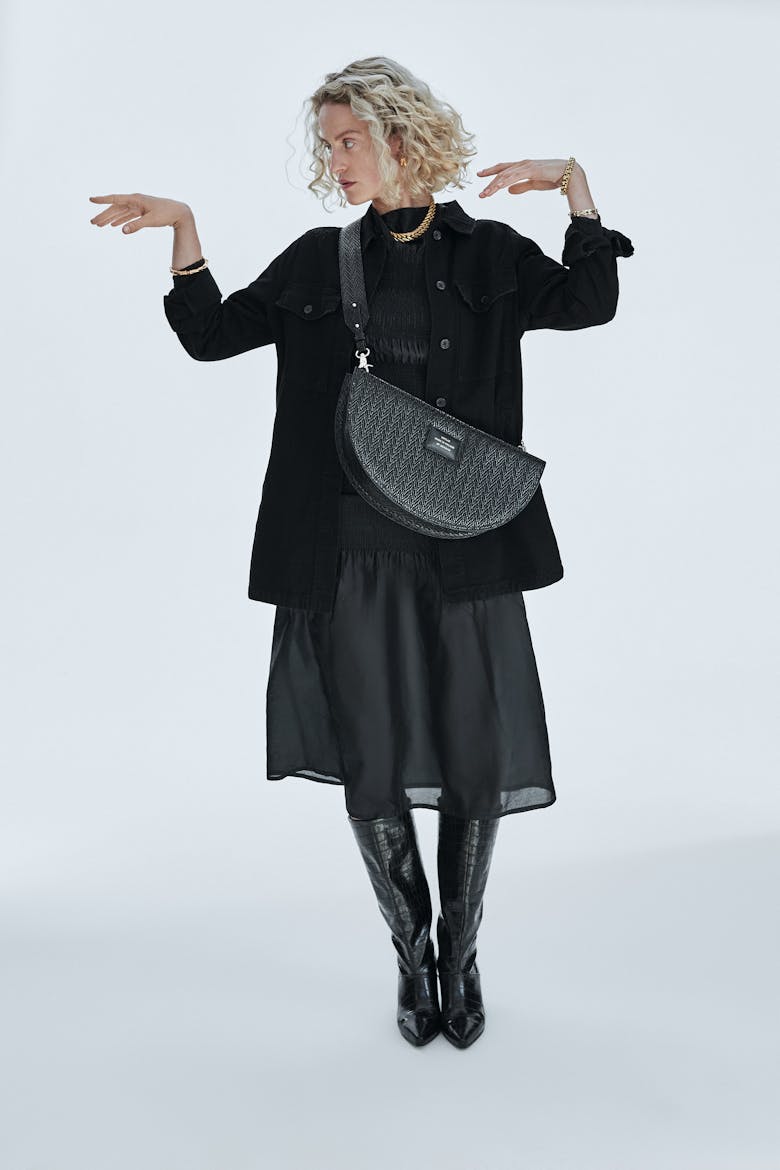 Half Moon Bag “black woven leather”