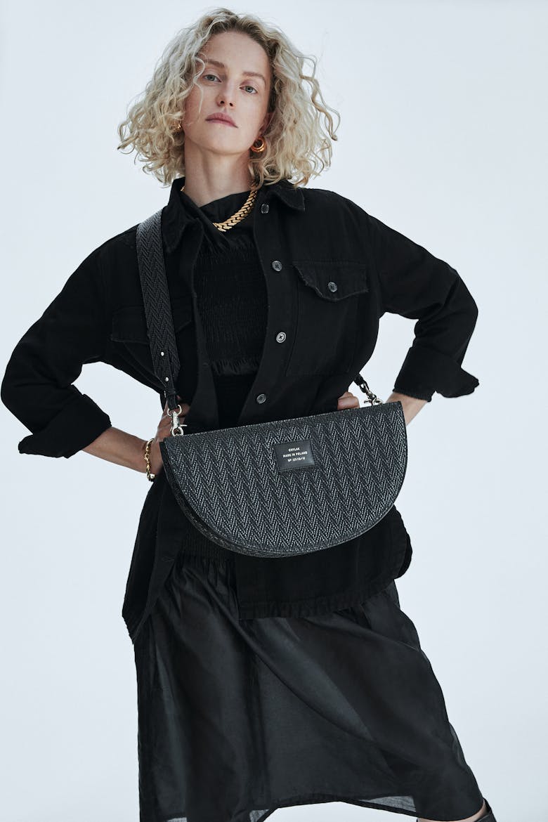Half Moon Bag “black woven leather”