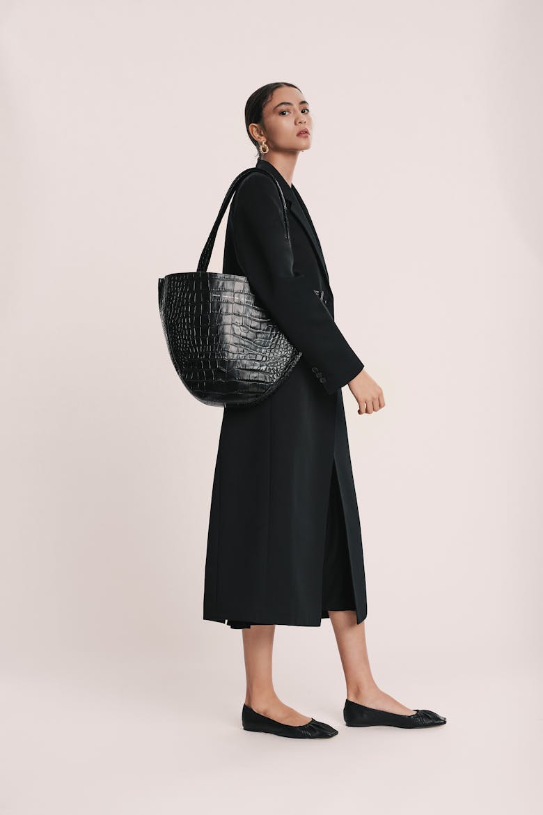 Rounded Tote Bag “glossy black crocodile”