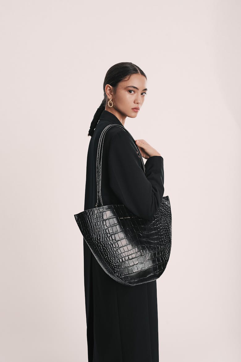Rounded Tote Bag “glossy black crocodile”
