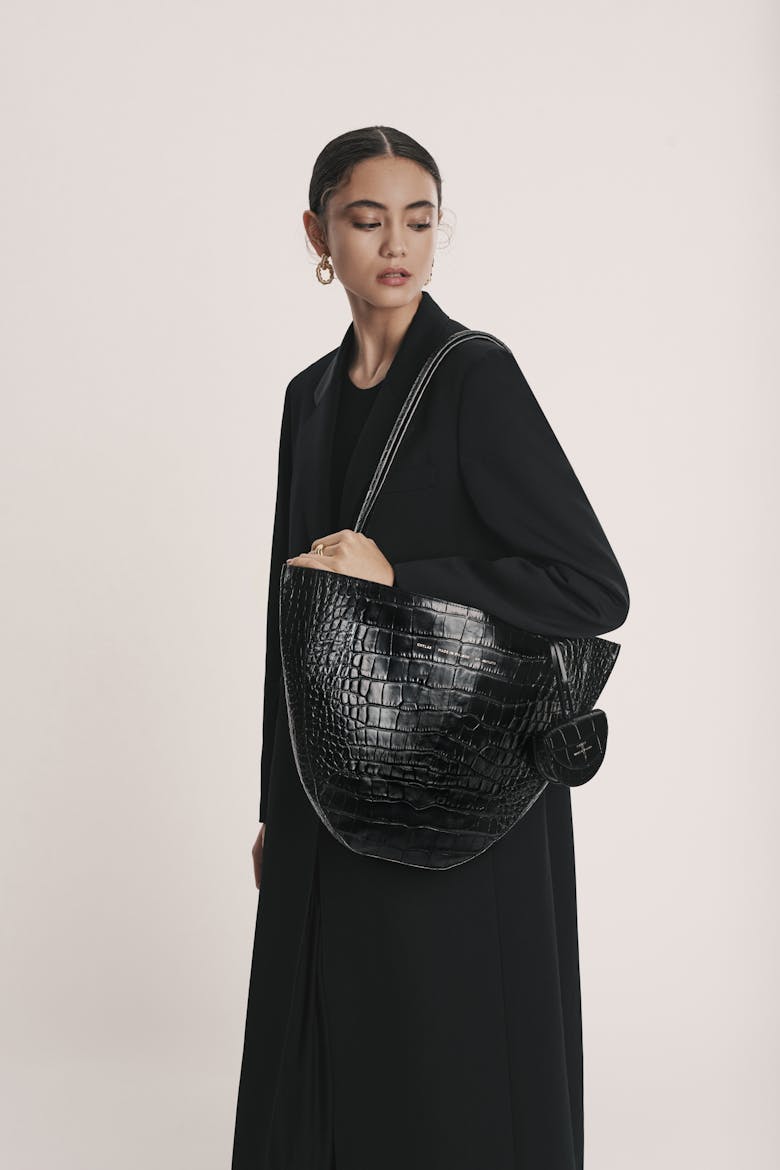 Rounded Tote Bag “glossy black crocodile”