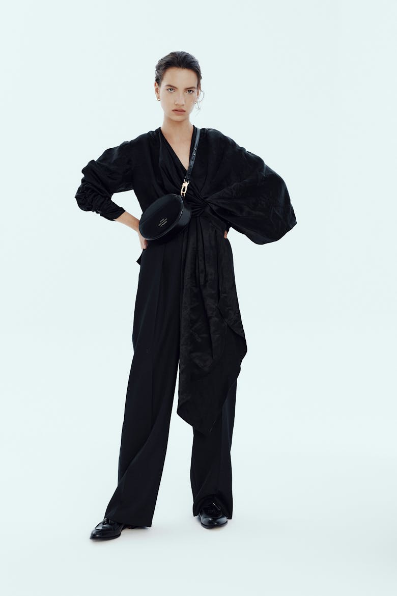 Ellipse Shoulder Bag “glossy black”