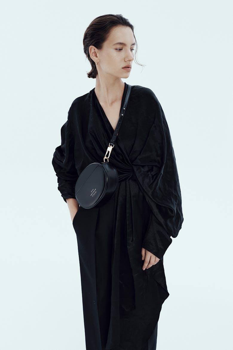 Ellipse Shoulder Bag “glossy black”