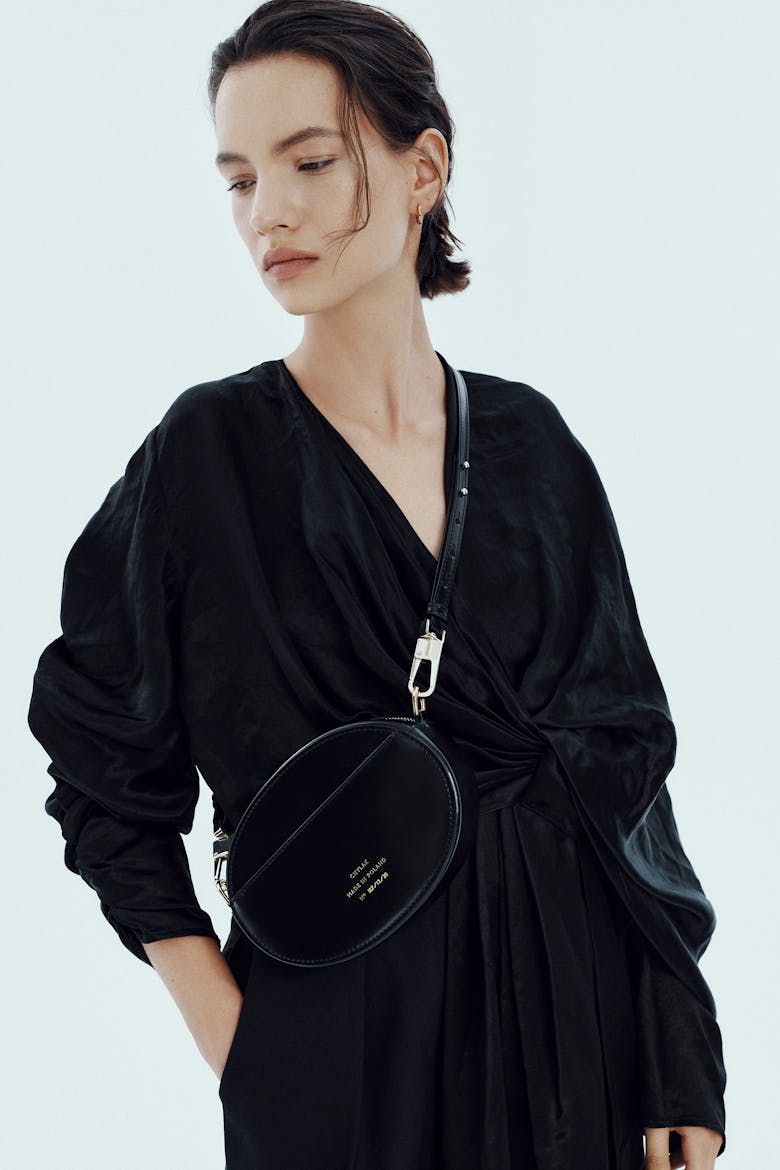 Ellipse Shoulder Bag “glossy black”