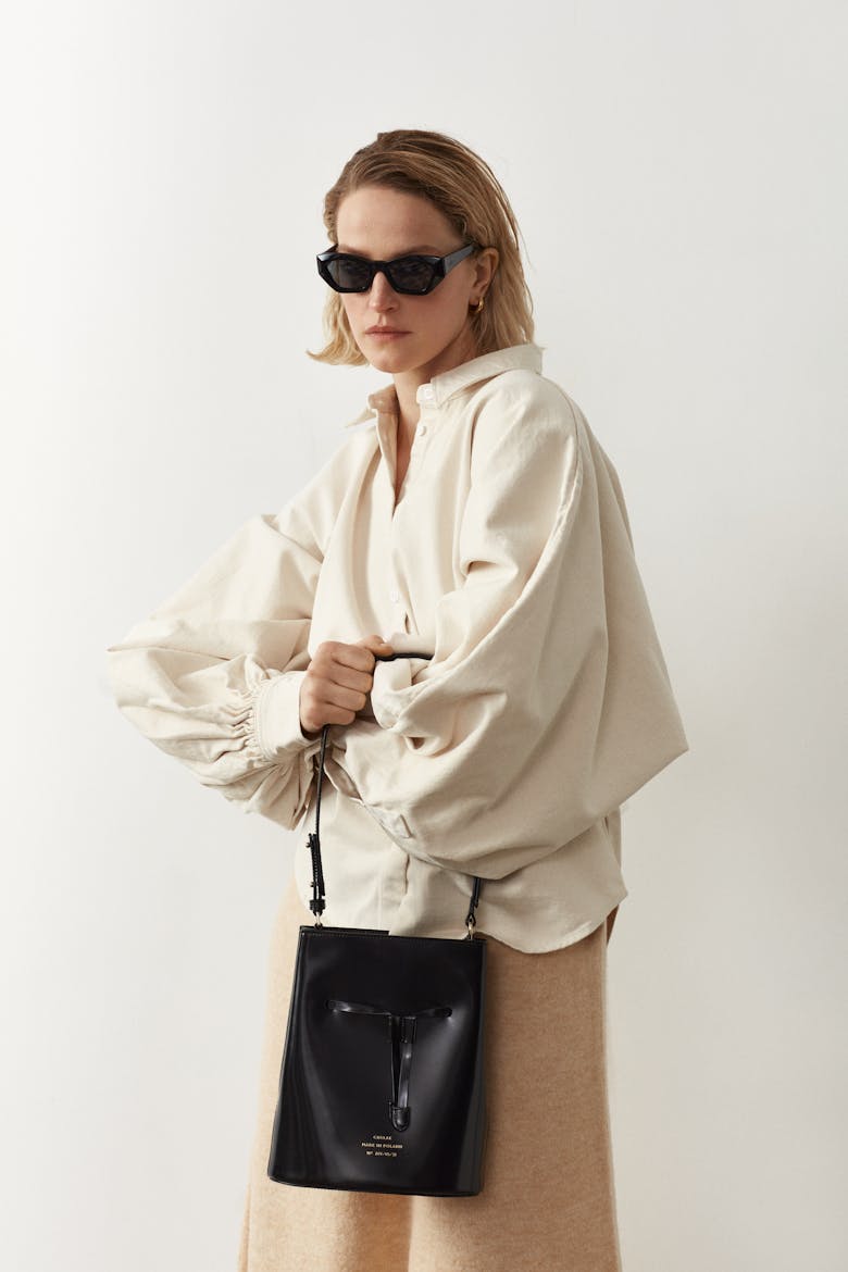 Structured Bucket Bag “glossy black”