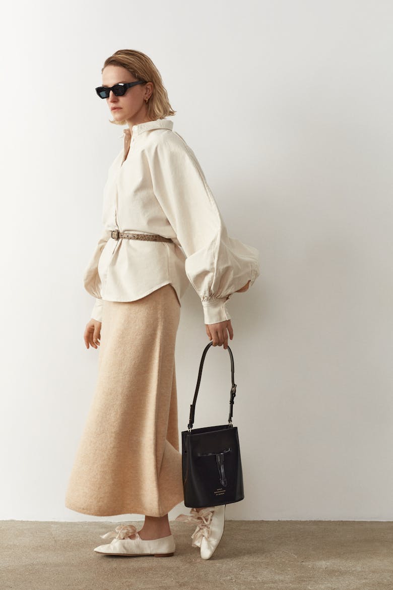 Structured Bucket Bag “glossy black”