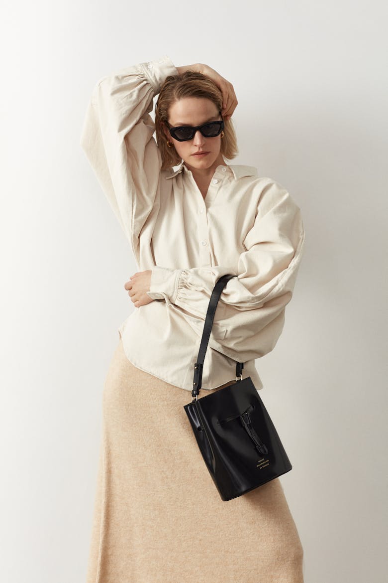 Structured Bucket Bag “glossy black”