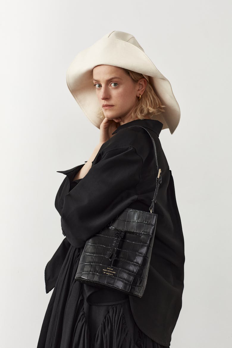 Structured Bucket Bag “glossy black crocodile”