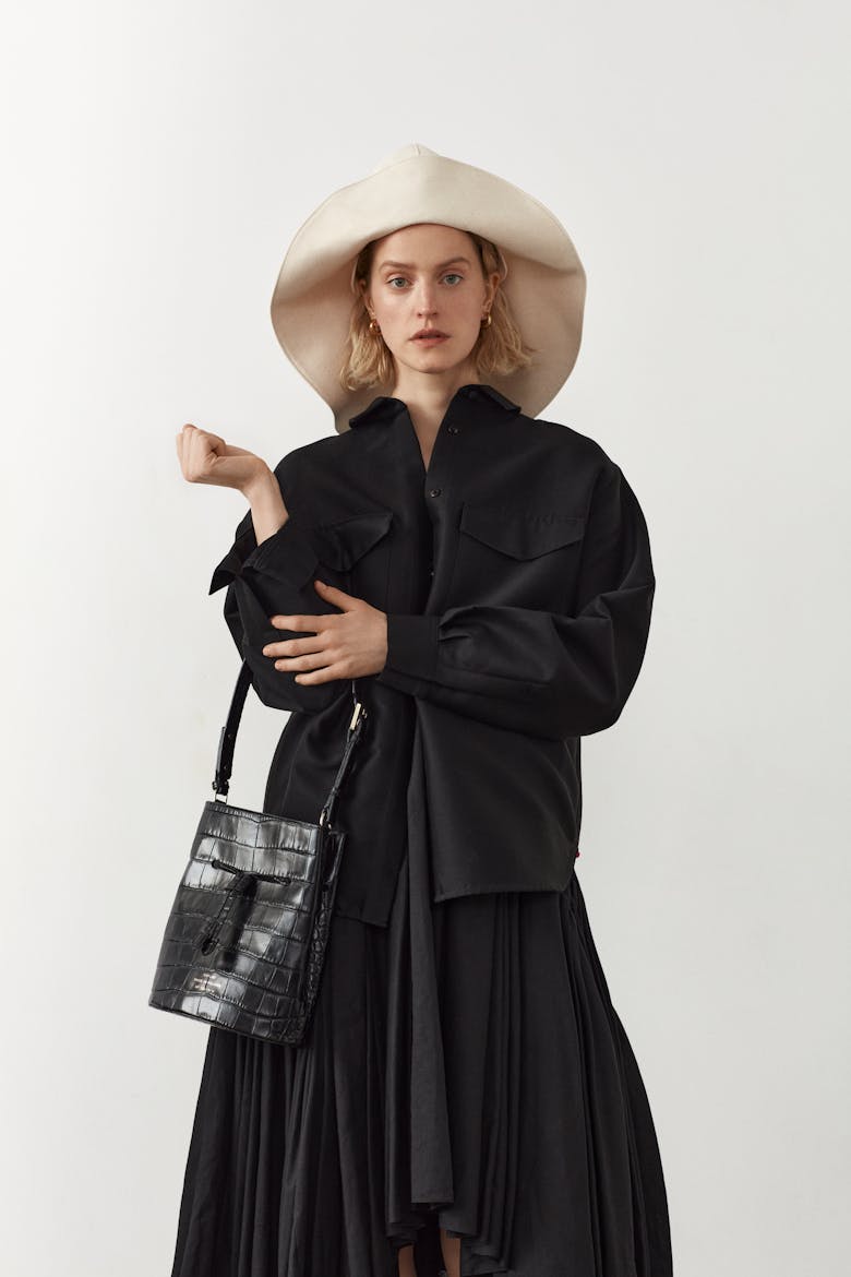 Structured Bucket Bag “glossy black crocodile”