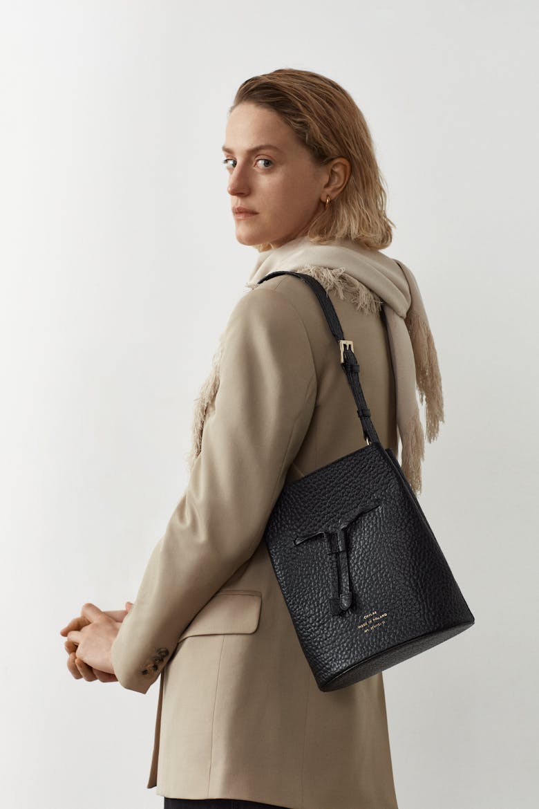 Structured Bucket Bag “black pebbled leather”