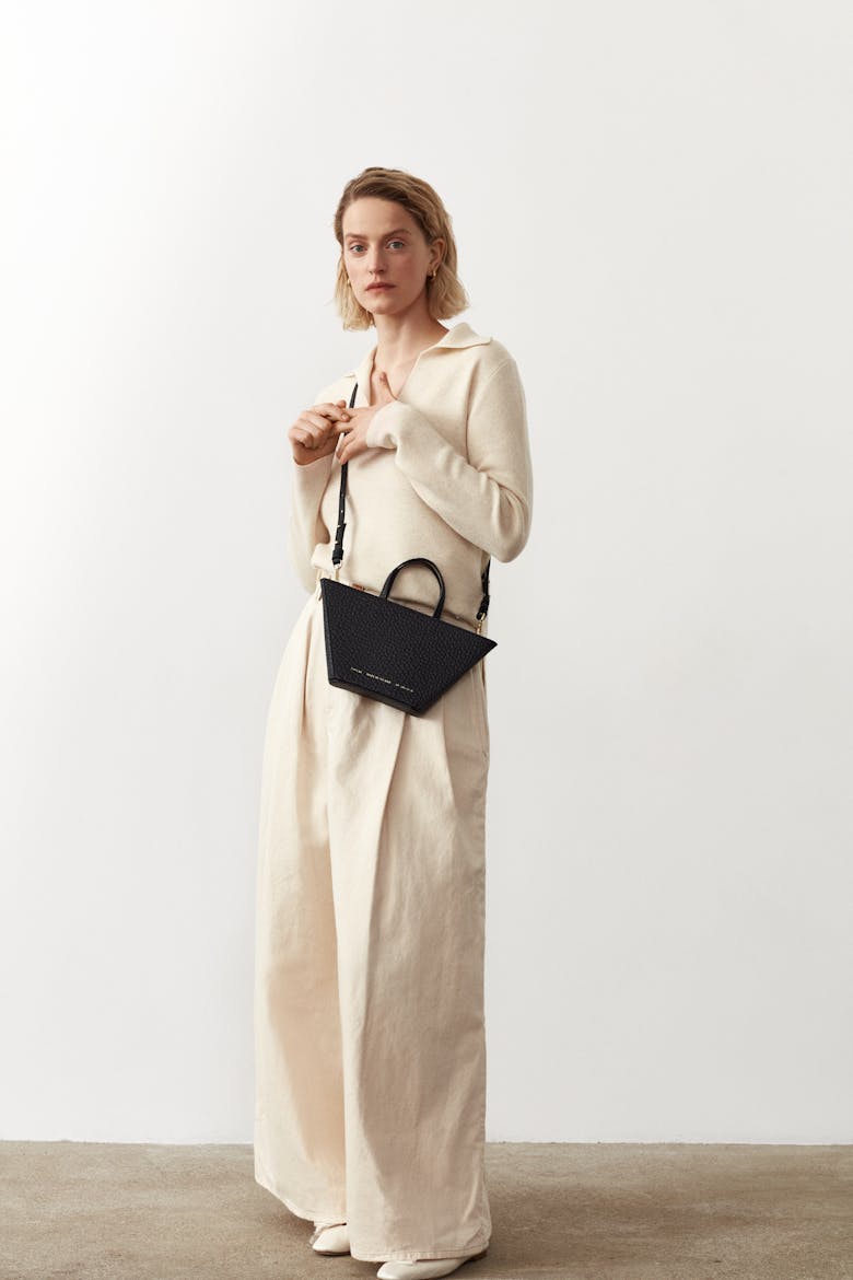 Trapeze Bag “black pebbled leather”