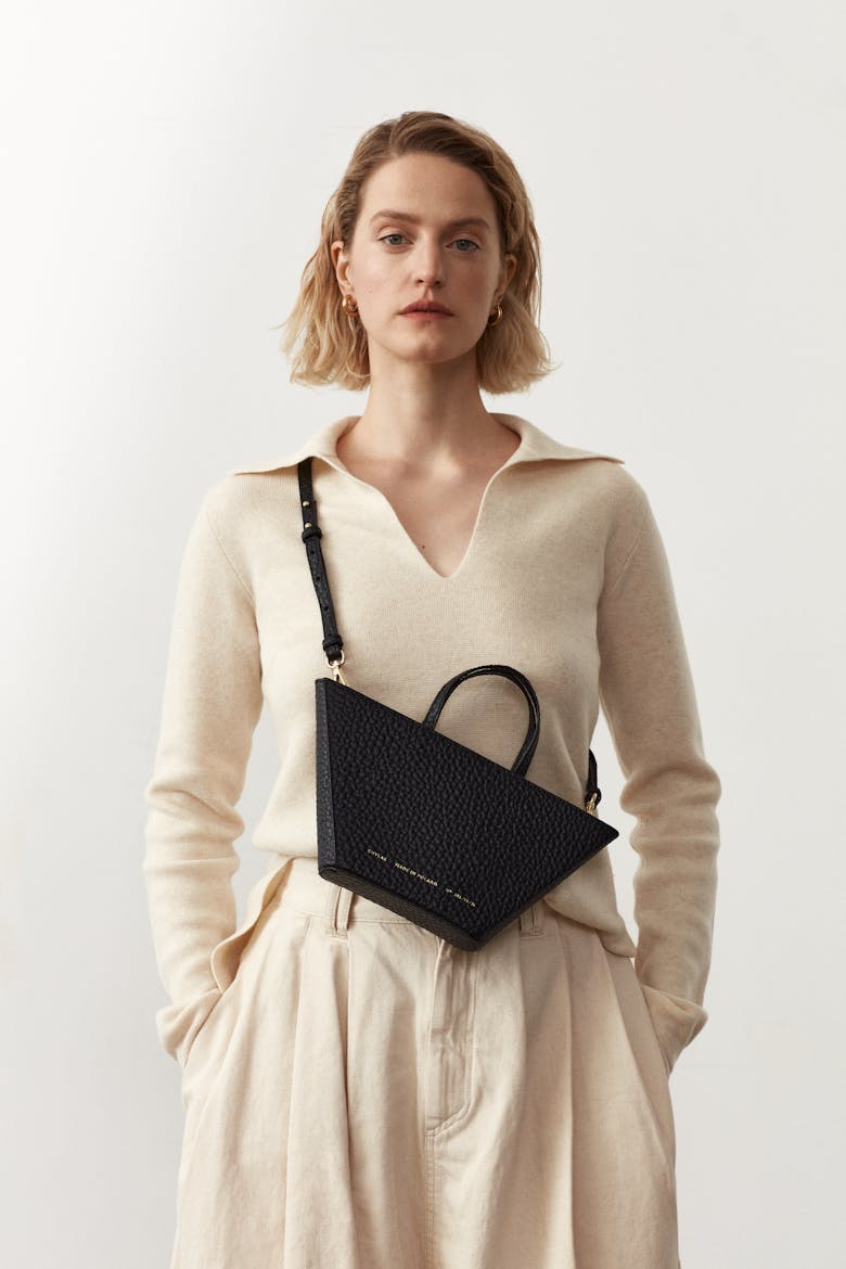 Trapeze Bag “black pebbled leather”