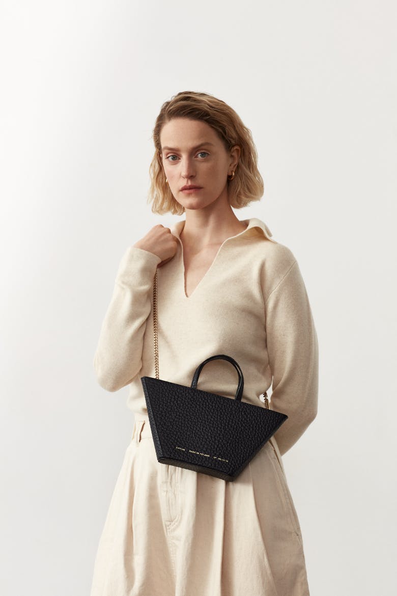 Trapeze Bag “black pebbled leather”