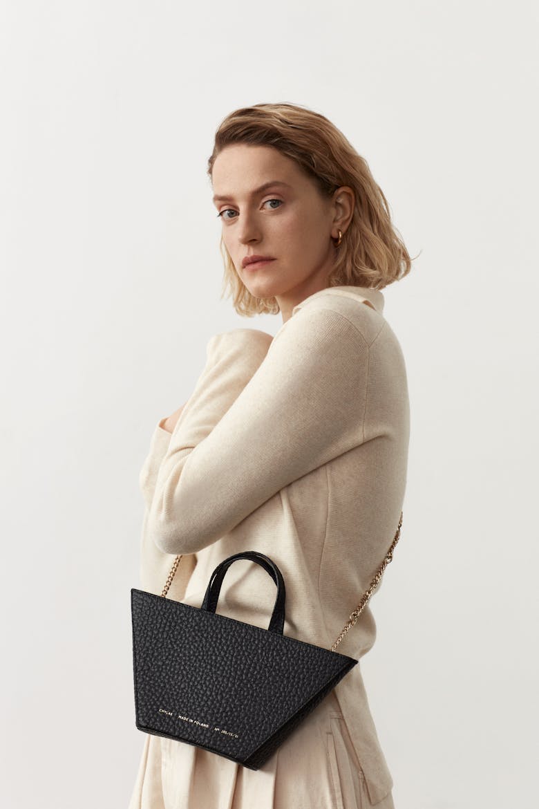 Trapeze Bag “black pebbled leather”