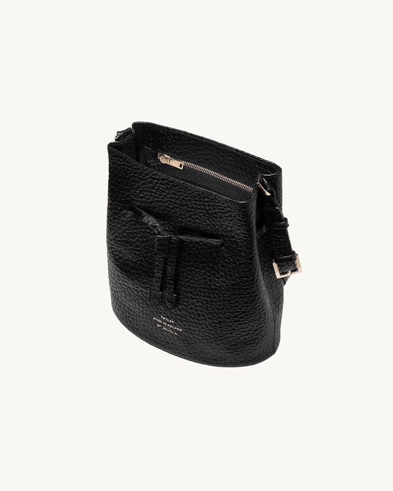 Structured Bucket Bag “black pebbled leather”