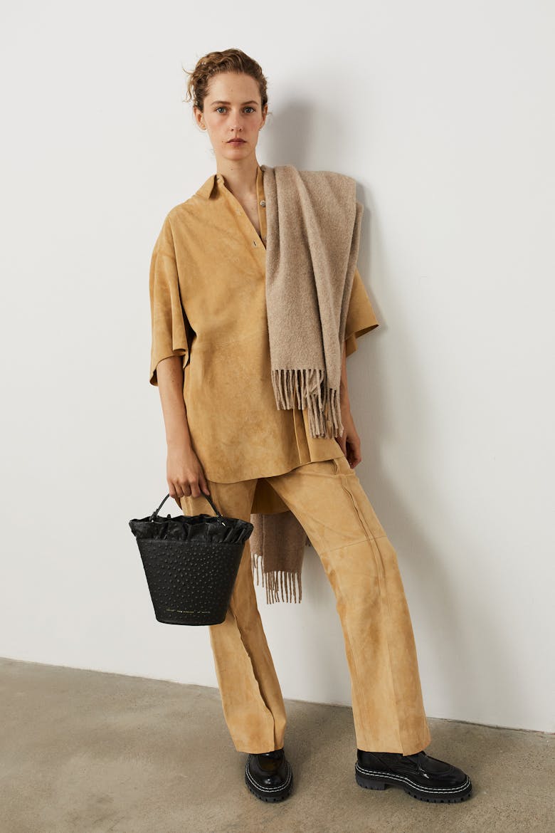 Flounce Bucket Bag “black ostrich”