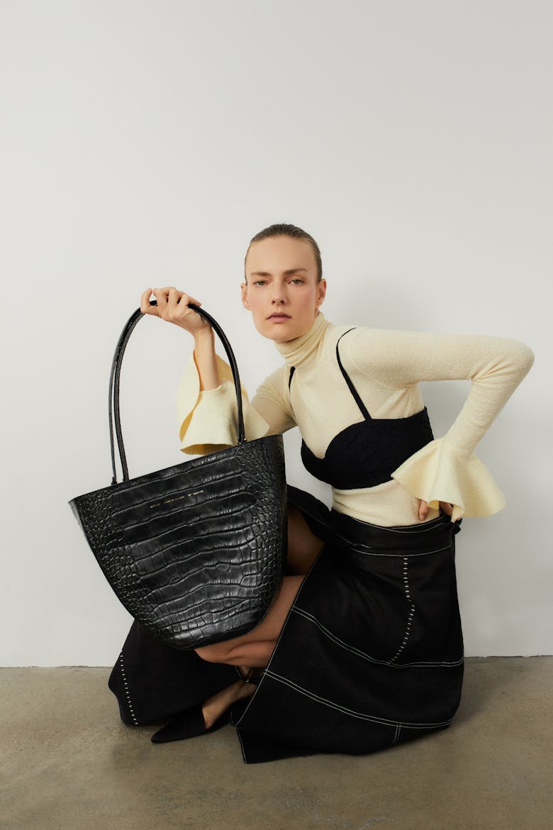 Rounded Tote Bag “glossy black crocodile”