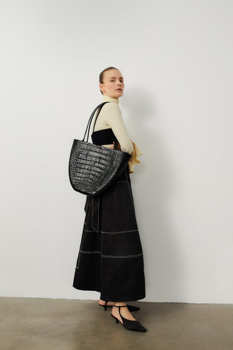 Rounded Tote Bag “glossy black crocodile”