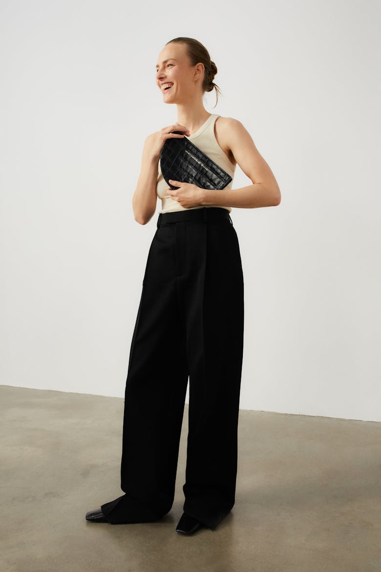 Saddle Clutch “glossy black crocodile”