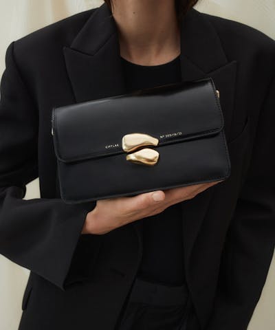 Shoulder Bag with Sculptural Seal “glossy black”