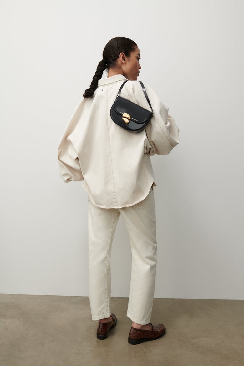 Saddle Bag with Sculptural Seal “glossy black”