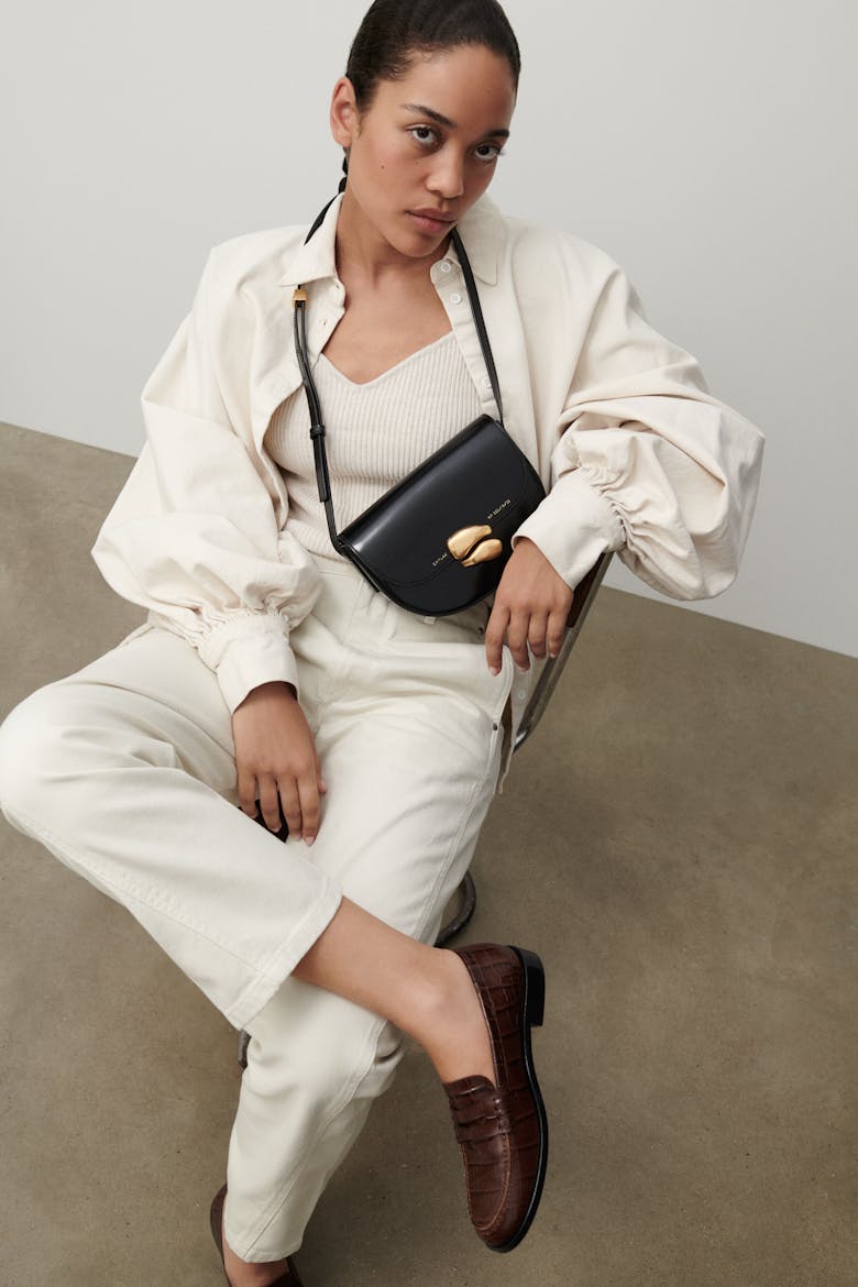 Saddle Bag with Sculptural Seal “glossy black”