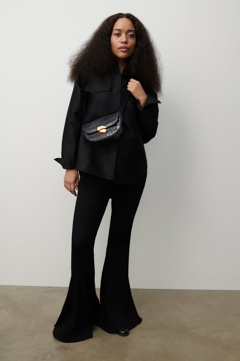 Saddle Bag with Sculptural Seal “glossy black crocodile”