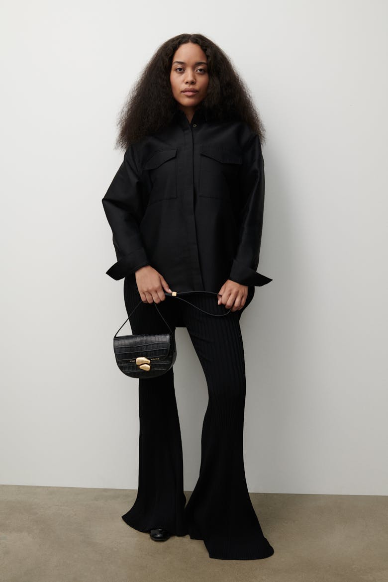 Saddle Bag with Sculptural Seal “glossy black crocodile”