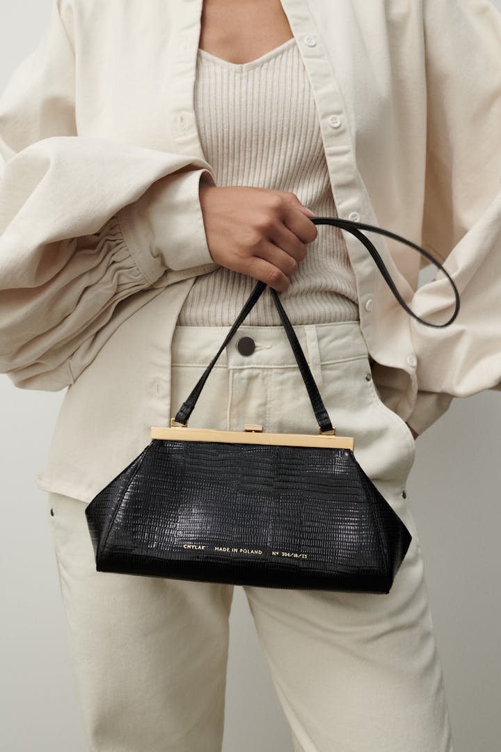 красивые женские сумочки. красная курьерская сумка. красная сумка бизнес леди. E. сумочки читаем.