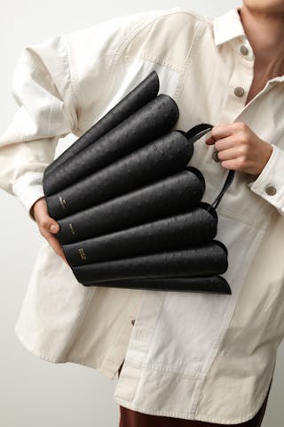 Shell Bag “black ostrich”