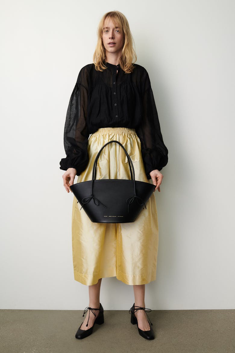 Big Basket with Bows Black