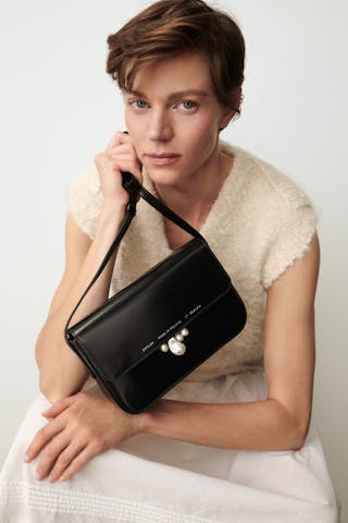 Classic Flap Bag with Pearls “glossy black”