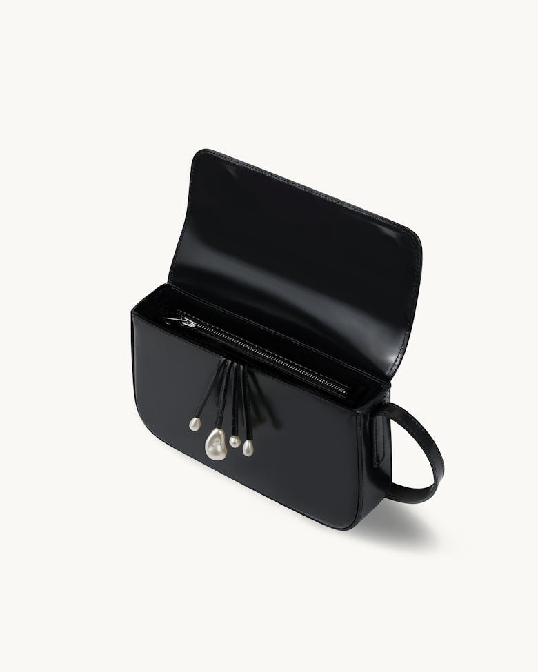 Classic Flap Bag with Pearls “glossy black”