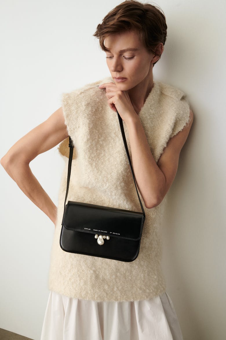 Classic Flap Bag with Pearls “glossy black”