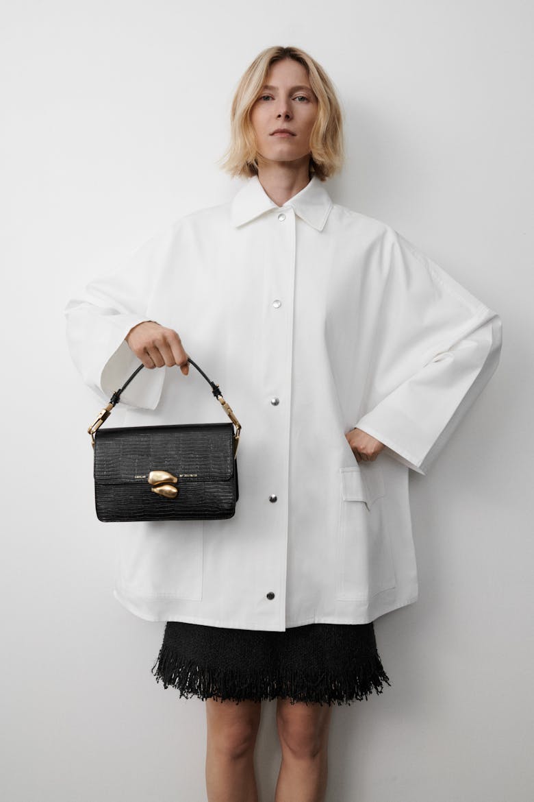 Shoulder Bag with Sculptural Seal “black lizard”