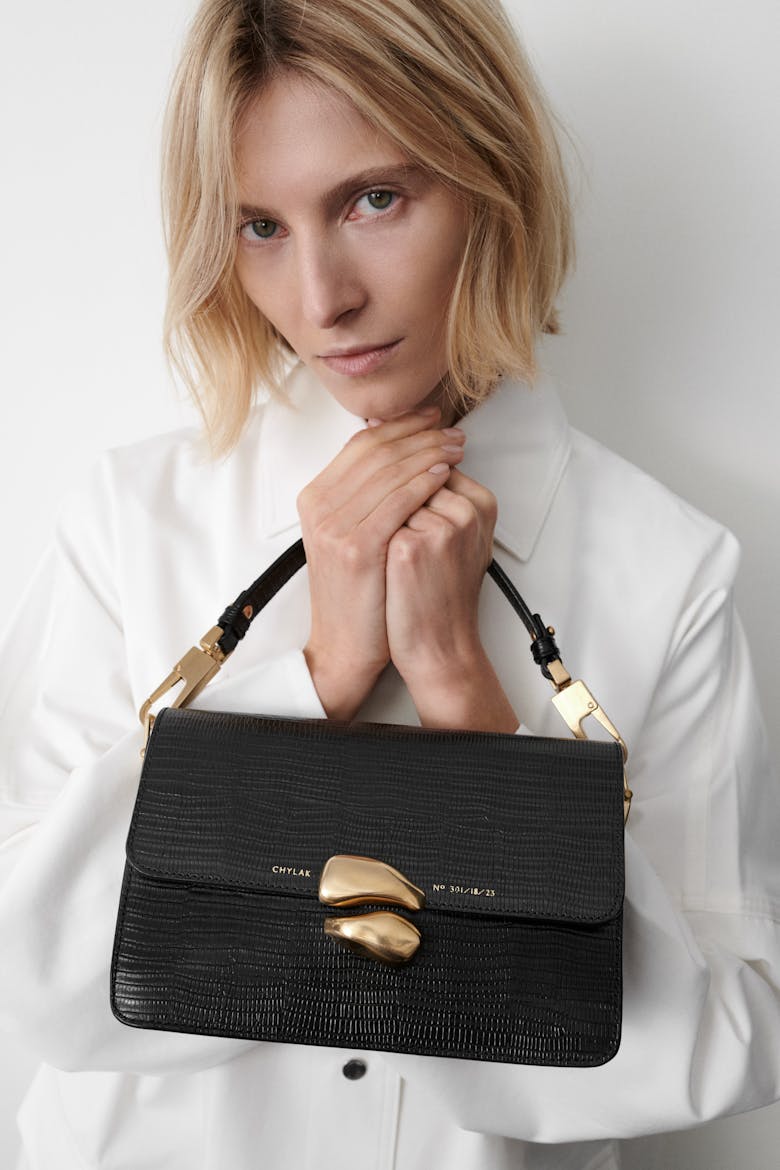 Shoulder Bag with Sculptural Seal “black lizard”