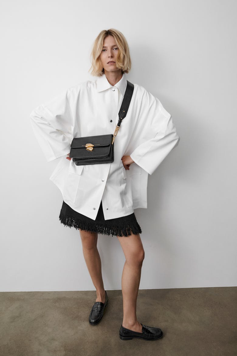 Shoulder Bag with Sculptural Seal “black lizard”