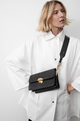 Shoulder Bag with Sculptural Seal “black lizard”