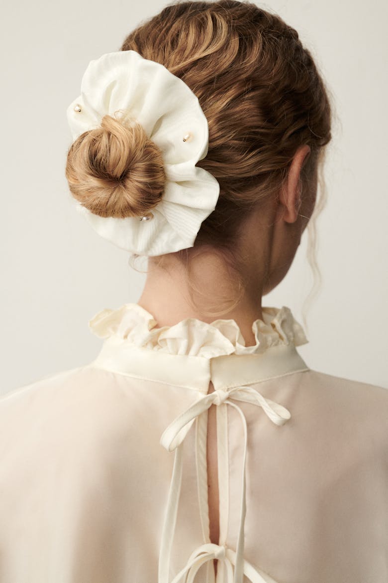 Off-white Pearl Scrunchie 
