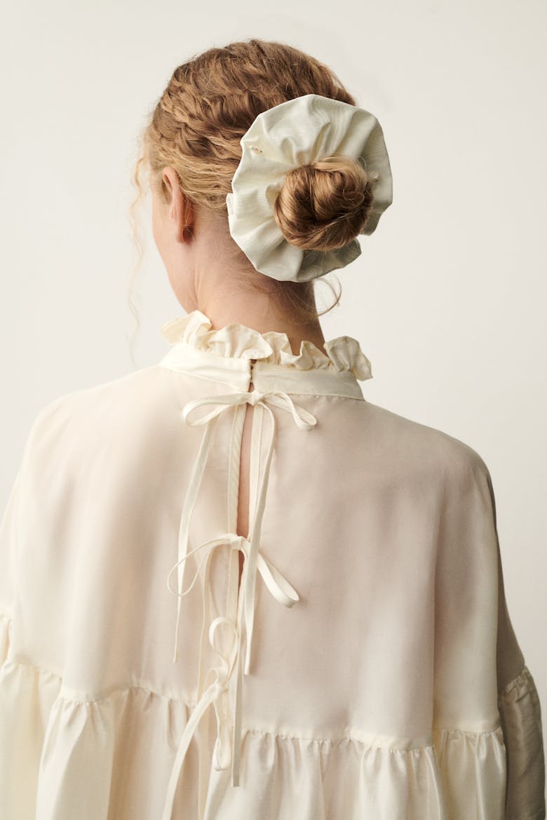 Off-white Pearl Scrunchie 