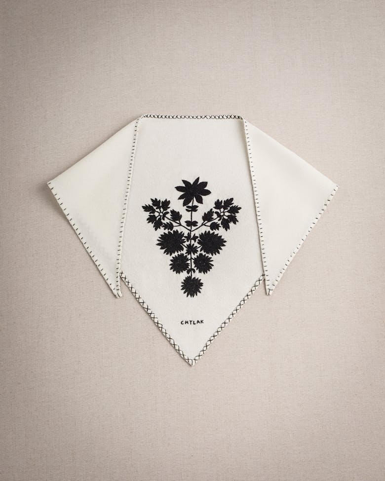 Shawl with Wilanów-style Embroidery