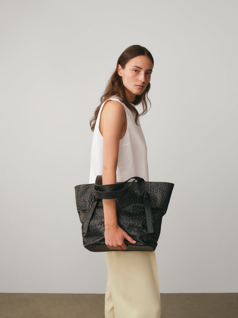 Knot Shopper Bag “black ostrich”