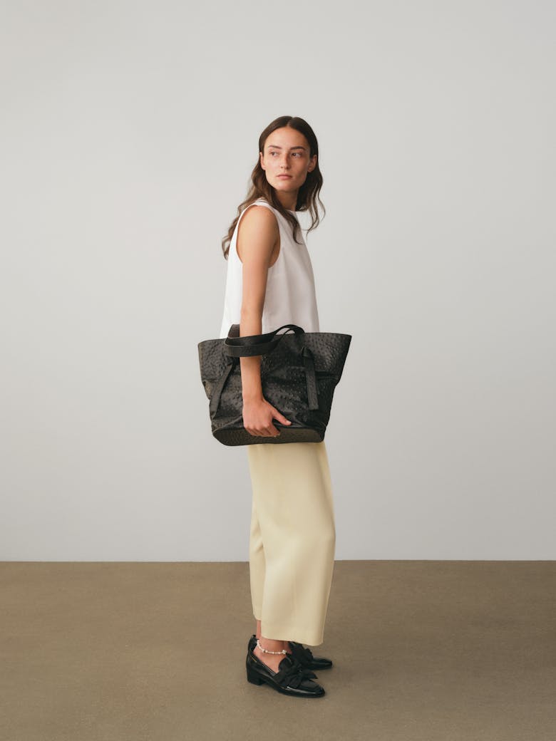Knot Shopper Bag “black ostrich”