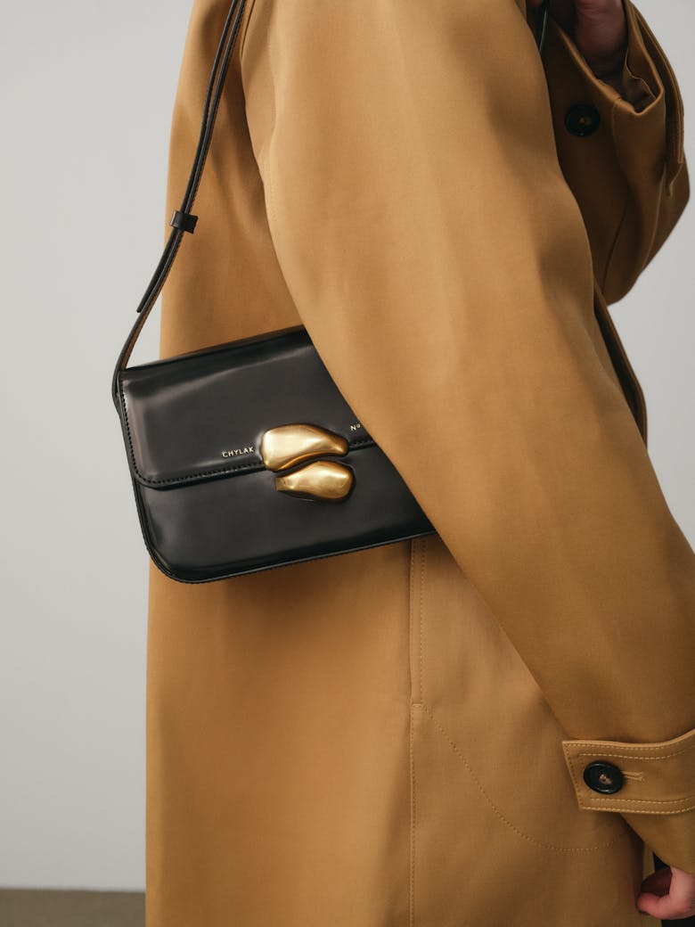 Flap Bag with Sculptural Seal “glossy black”