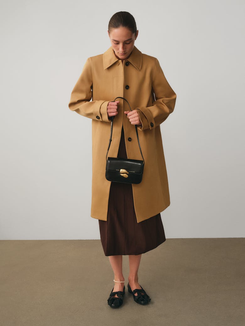 Flap Bag with Sculptural Seal “glossy black”