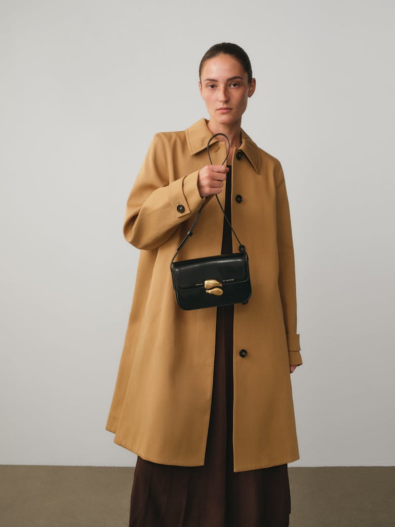 Flap Bag with Sculptural Seal “glossy black”