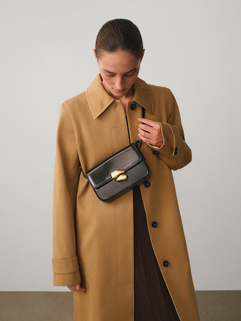 Flap Bag with Sculptural Seal “glossy black”