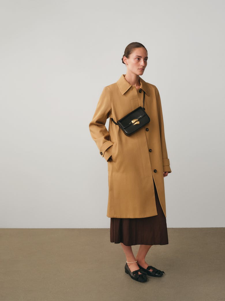 Flap Bag with Sculptural Seal “glossy black”